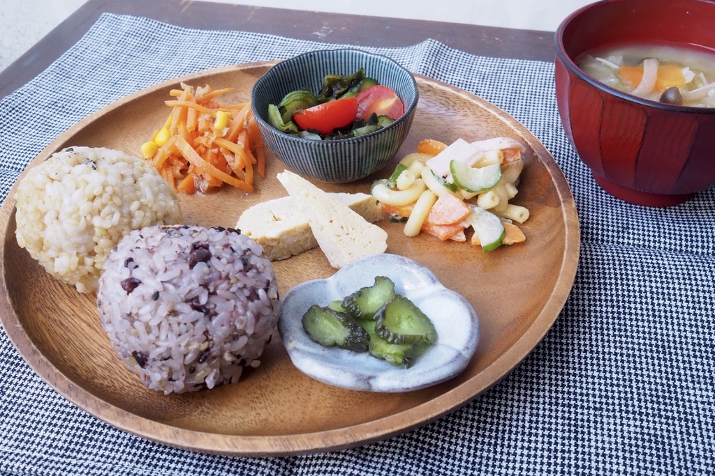 丸おにぎりと小鉢盛り合わせ
